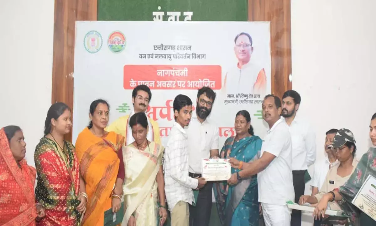 सर्पदंश से बचाव के लिए पुस्तक का विमोचन