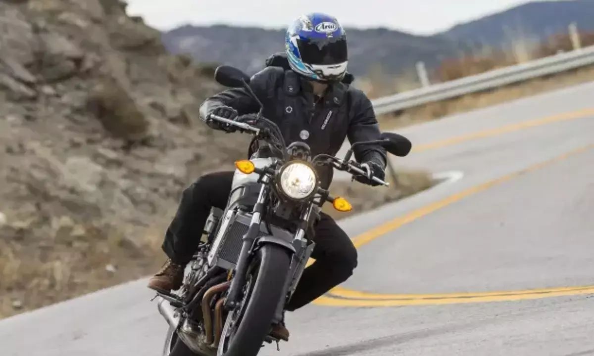 तुरंत बाइक रोकने के लिए किस ब्रेक पर करें ज्यादा भरोसा, शायद नहीं जानते होंगे आप! तुरंत बाइक रोकने के लिए किस ब्रेक पर करें ज्यादा भरोसा, शायद नहीं जानते होंगे आप!