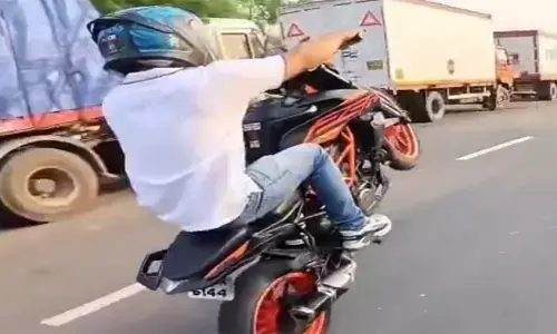 सीतापुर में बेखौफ बाइकर्स : स्टंटबाजी से लोग परेशान, छात्राओं को छेड़कर भाग निकलते हैं ये बदमाश