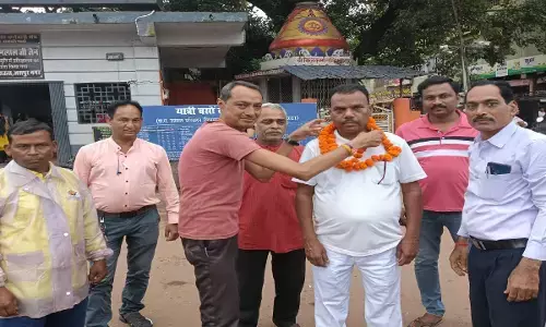 रिपब्लिकन पार्टी ऑफ इंडिया के राष्ट्रीय सचिव विजय गुप्ता का स्वागत करते समर्थक