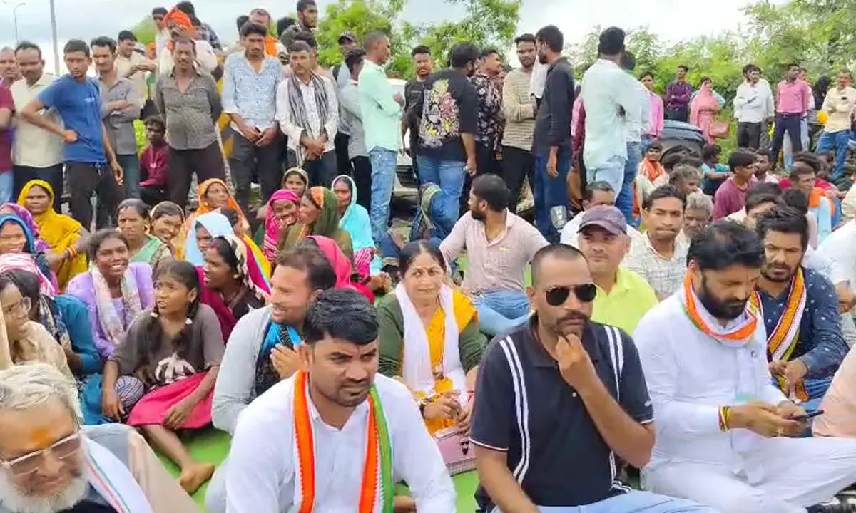 सड़क और बिजली की समस्या से परेशान ग्रामीणों ने किया चक्काजाम सड़क और बिजली की समस्या से परेशान ग्रामीणों ने किया चक्काजाम