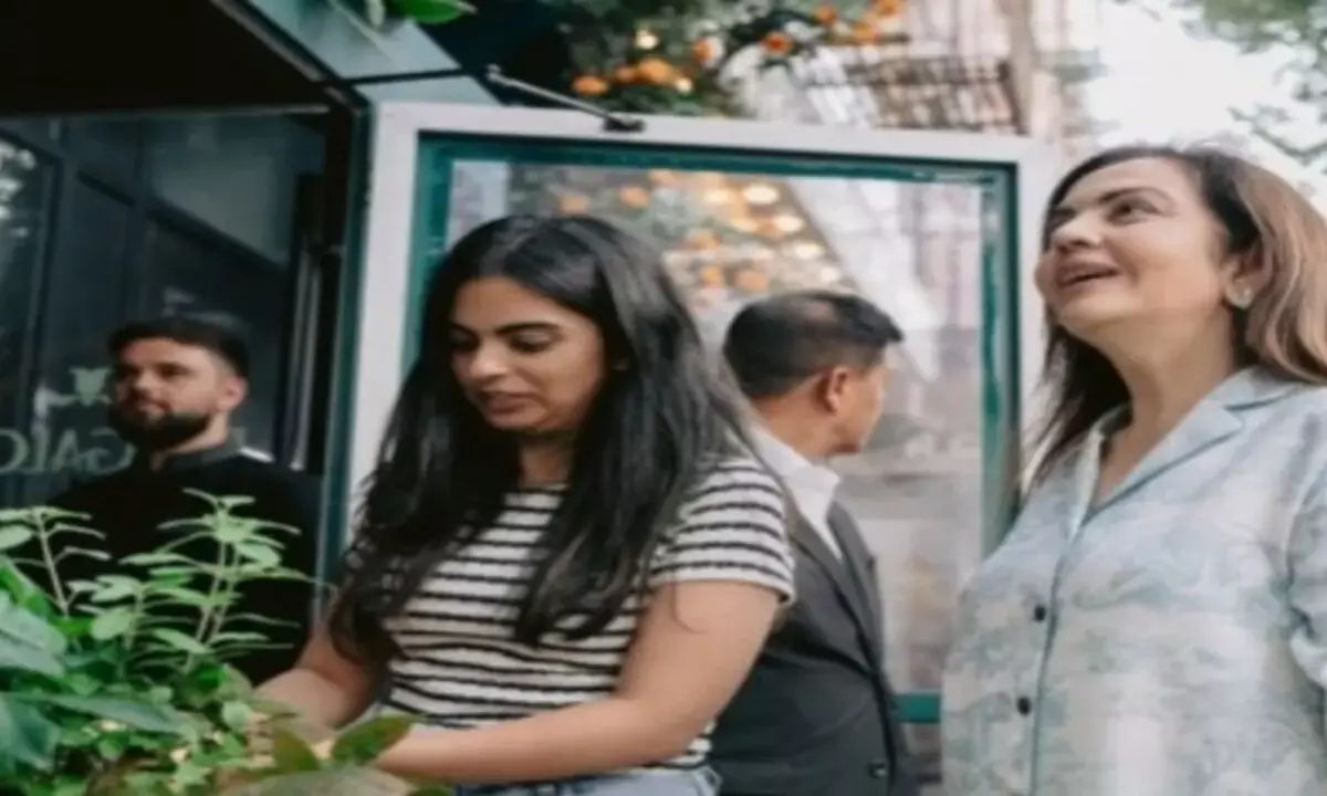 नीता अंबानी और ईशा अंबानी का नो-मेकअप लुक