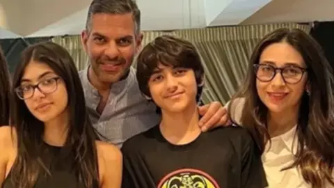 करिश्मा कपूर बच्चों को लेकर दिल्ली पहुंचीं, संजय कपूर की 30,000 करोड़ की जायदाद पर छिड़ा विवाद करिश्मा कपूर बच्चों को लेकर दिल्ली पहुंचीं, संजय कपूर की 30,000 करोड़ की जायदाद पर छिड़ा विवाद