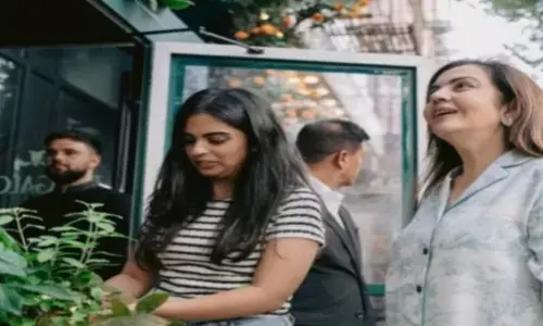 नीता अंबानी और ईशा अंबानी का नो-मेकअप लुक