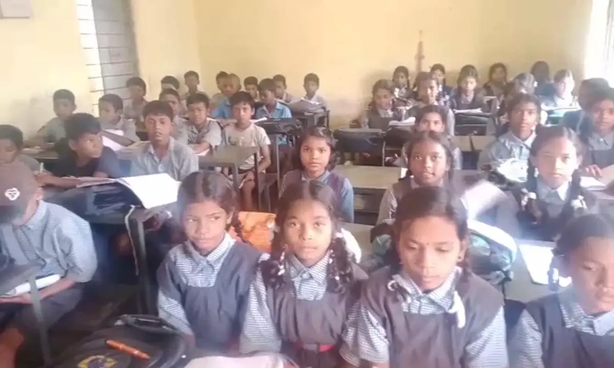 शासकीय स्कूलों में अब तक सभी कक्षाओं के लिए पाठ्य पुस्तकें नहीं पहुंची