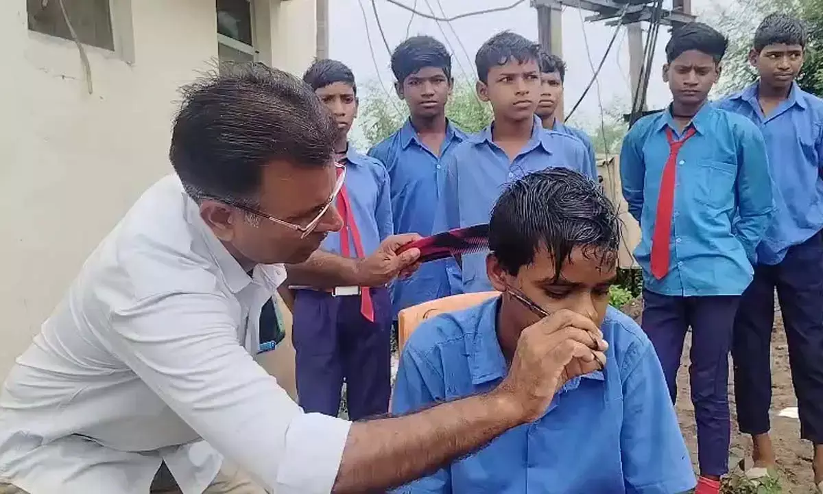 Guruji cutting children