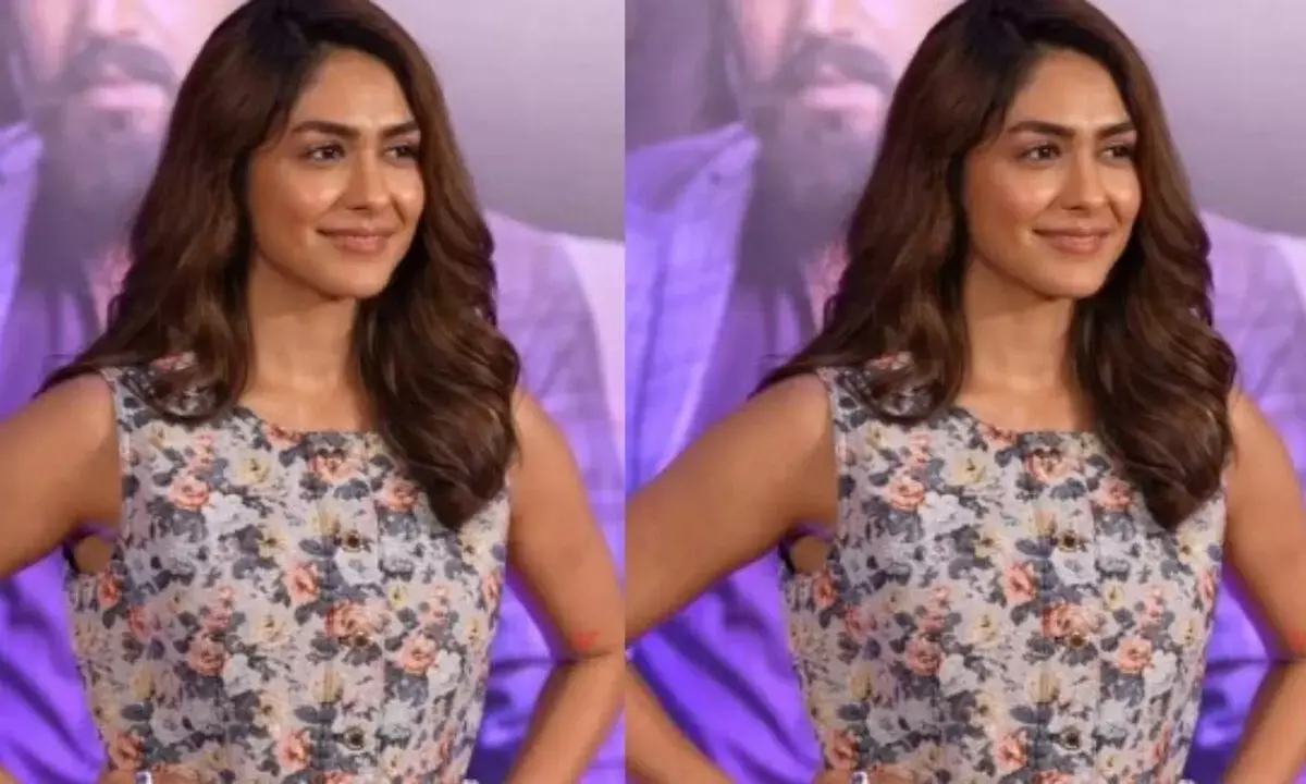 एक्ट्रेस मृणाल ठाकुर का मिनी ड्रेस लुक