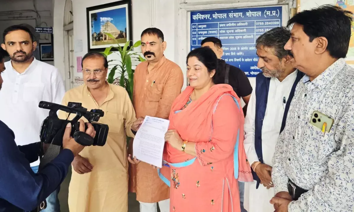 Ashoka Garden renaming dispute: Congress councillors met division commissioner Sanjeev Singh on Friday and protested