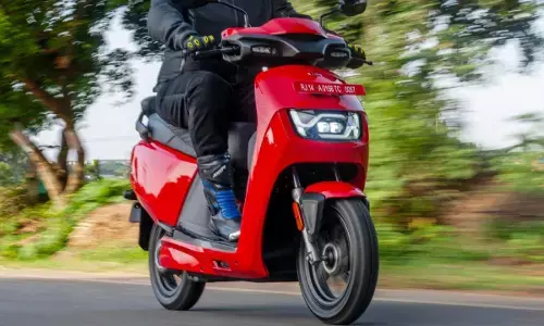 पहली बार इस इलेक्ट्रिक स्कूटर ने 10000 यूनिट की सेल्स पार की, शुरुआती कीमत सिर्फ ₹45000