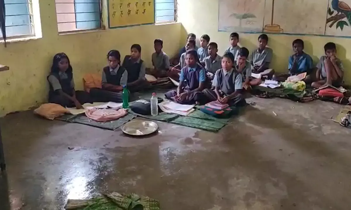 हादसों को न्योता दे रहे GPM के कई स्कूल : क्लास रूम में टपकता पानी और उधड़ी छतों वाली कक्षाओं में पढ़ रहे विद्यार्थी