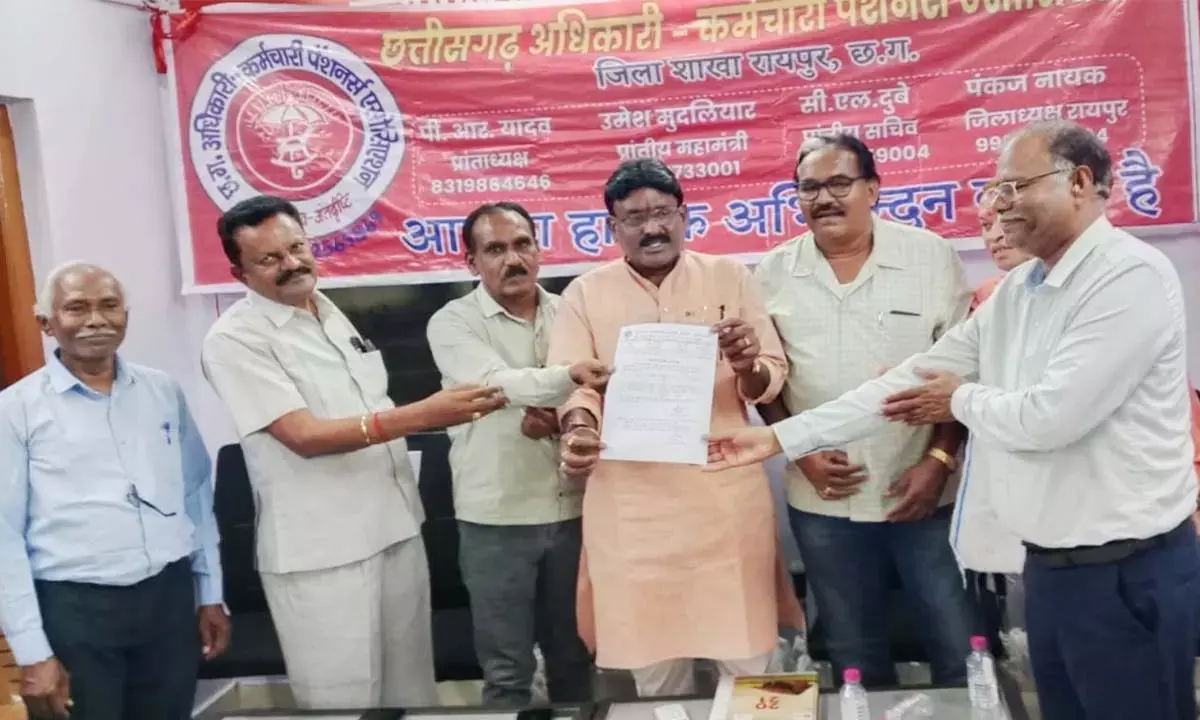 handing over the memorandum