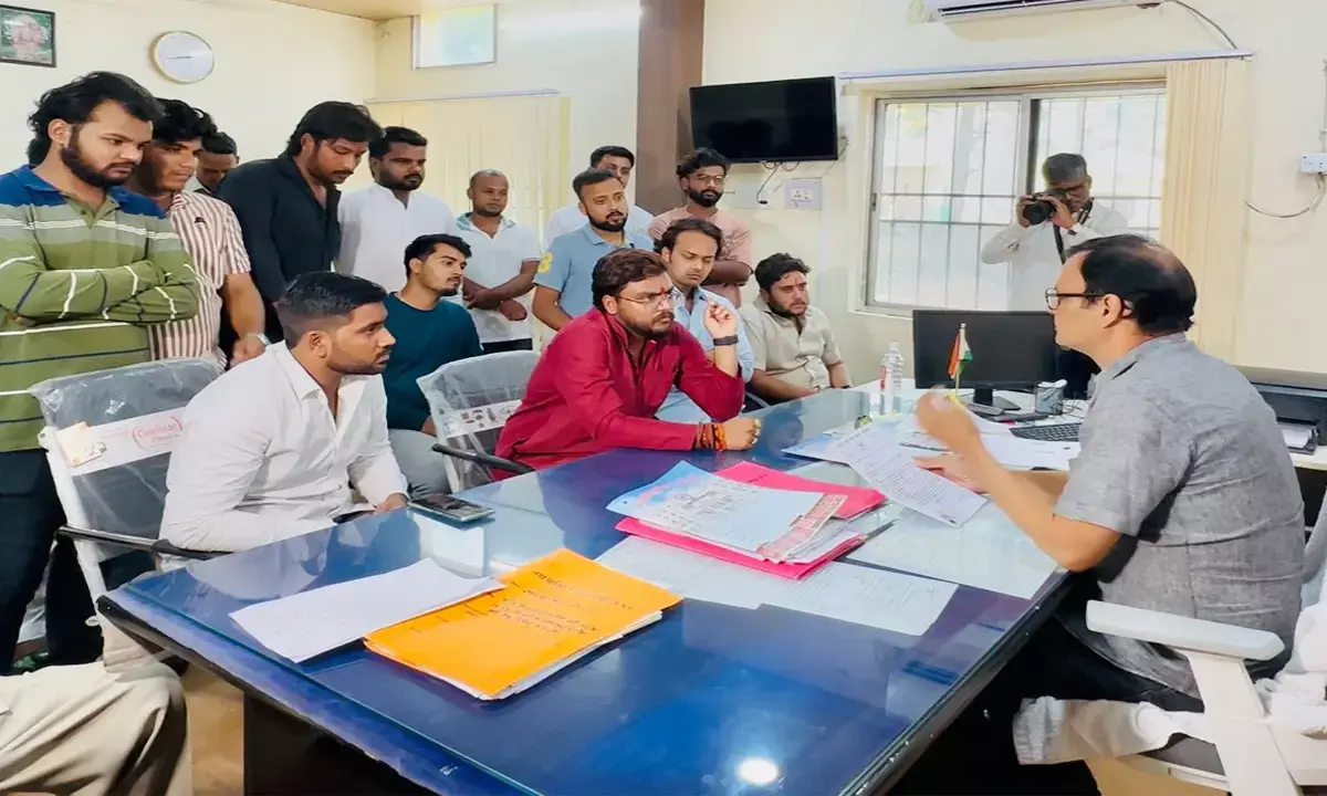 NSUI ने जोन कमिश्नर को सौंपा ज्ञापन : अमलीडीह एक्सप्रेस-वे जॉइंट रोड निर्माण जल्द शुरू करने की मांग