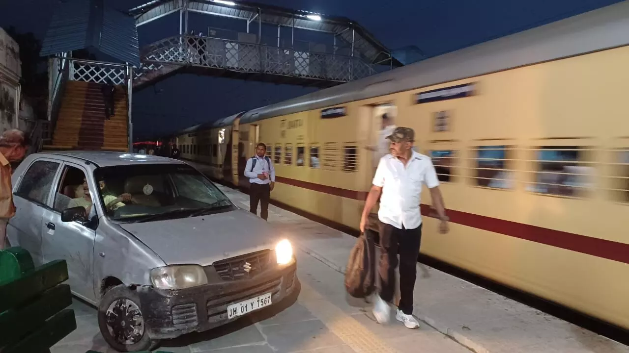 Meerut drunk man car railway platform