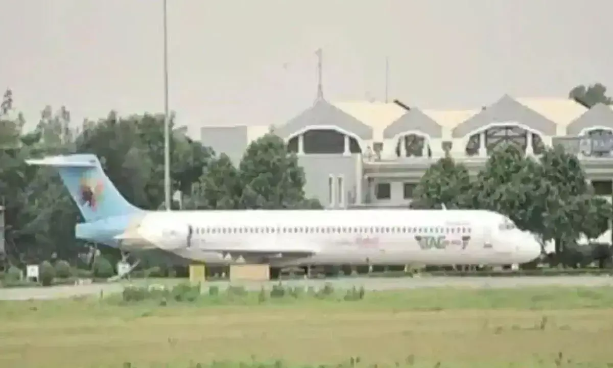 गले की फांस बना बांग्लादेशी विमान : दस साल में पार्किंग किराया करोड़ों में, यहां कबूतरों का ठिकाना गले की फांस बना बांग्लादेशी विमान : दस साल में पार्किंग किराया करोड़ों में, यहां कबूतरों का ठिकाना
