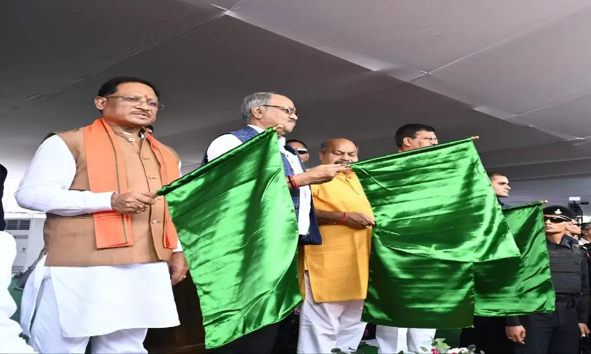 सीएम विष्णु देव साय और विधानसभा अध्यक्ष डॉ रमन सिंह ने रायपुर रेलवे स्टेशन से रायपुर-जबलपुर नई एक्सप्रेस ट्रेन को हरी झंडी दिखाकर रवाना किया