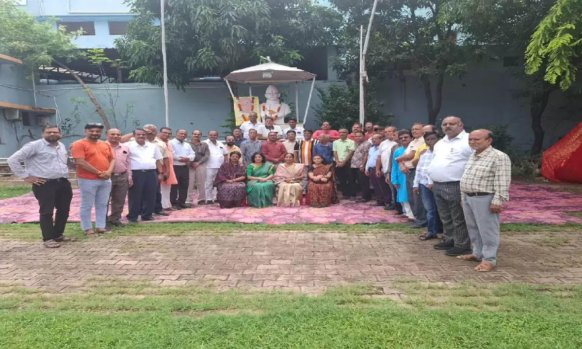 रायपुर में कान्यकुब्ज सभा-शिक्षा मंडल के संस्थापक-अध्यक्ष पूर्व CM पं. रविशंकर शुक्ल और शहीद पं. विद्याचरण शुक्ल की जंयती मनाई गई