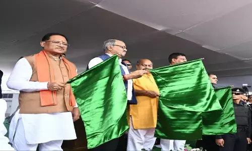 सीएम विष्णु देव साय और विधानसभा अध्यक्ष डॉ रमन सिंह ने रायपुर रेलवे स्टेशन से रायपुर-जबलपुर नई एक्सप्रेस ट्रेन को हरी झंडी दिखाकर रवाना किया