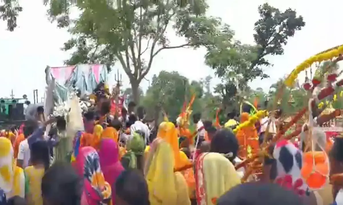 श्रद्धालुओं ने निकाली कांवड़ यात्रा श्रद्धालुओं ने निकाली कांवड़ यात्रा