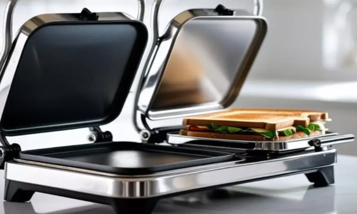 सेंडविच मेकर को घर पर कैसे करें साफ