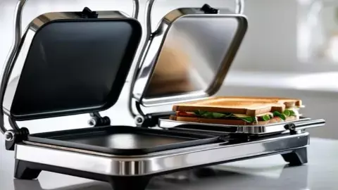 सेंडविच मेकर को घर पर कैसे करें साफ