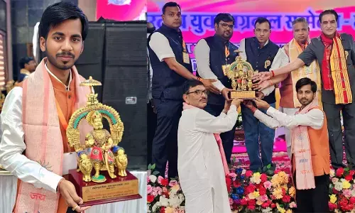 नवनियुक्त युवा जिलाअध्यक्ष संस्कार अग्रवाल को महाराजा श्री अग्रसेन जी भगवान की भव्य प्रतिमा से सम्मानित किया गया