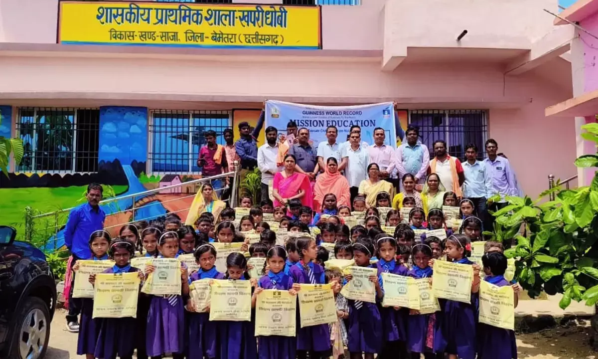 मानव उत्थान सेवा समिति ने बच्चों को स्टेशनरी सामाग्री वितरित की