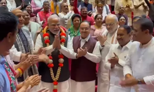 एनडीए संसदीय दल की बैठक में PM मोदी का सम्मान