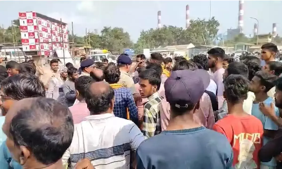 बिलासपुर जिले के एनटीपीसी के बॉयलरो की सफाई के दौरान लोहे की जाली और प्लेट के साथ मजदूर नीचे गिर गए