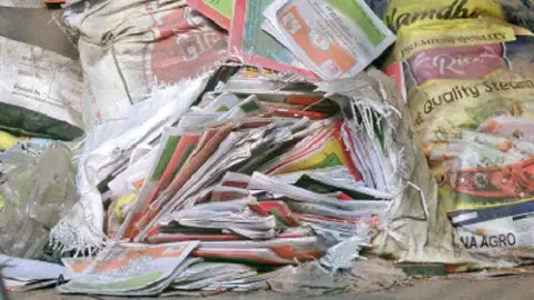 निगम की बड़ी लापरवाही : पुराने हजारों राशन कार्ड कूड़े की तरह डंप, दुरुपयोग-फर्जीवाड़ा किए जाने की संभावना निगम की बड़ी लापरवाही : पुराने हजारों राशन कार्ड कूड़े की तरह डंप, दुरुपयोग-फर्जीवाड़ा किए जाने की संभावना