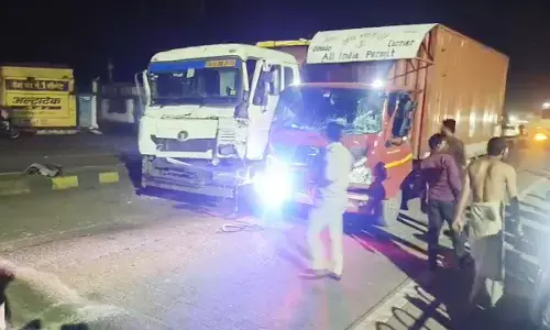 तीन गाड़ियां आपस में टकराई