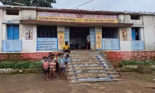 सोनवाही के जर्जर भवन में लग रहा बालक आश्रम सोनवाही के जर्जर भवन में लग रहा बालक आश्रम