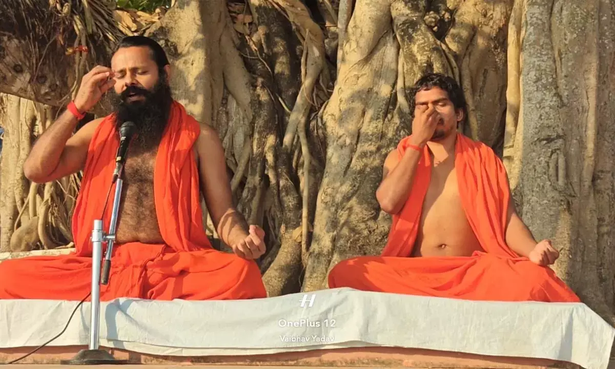 योग करते हुए