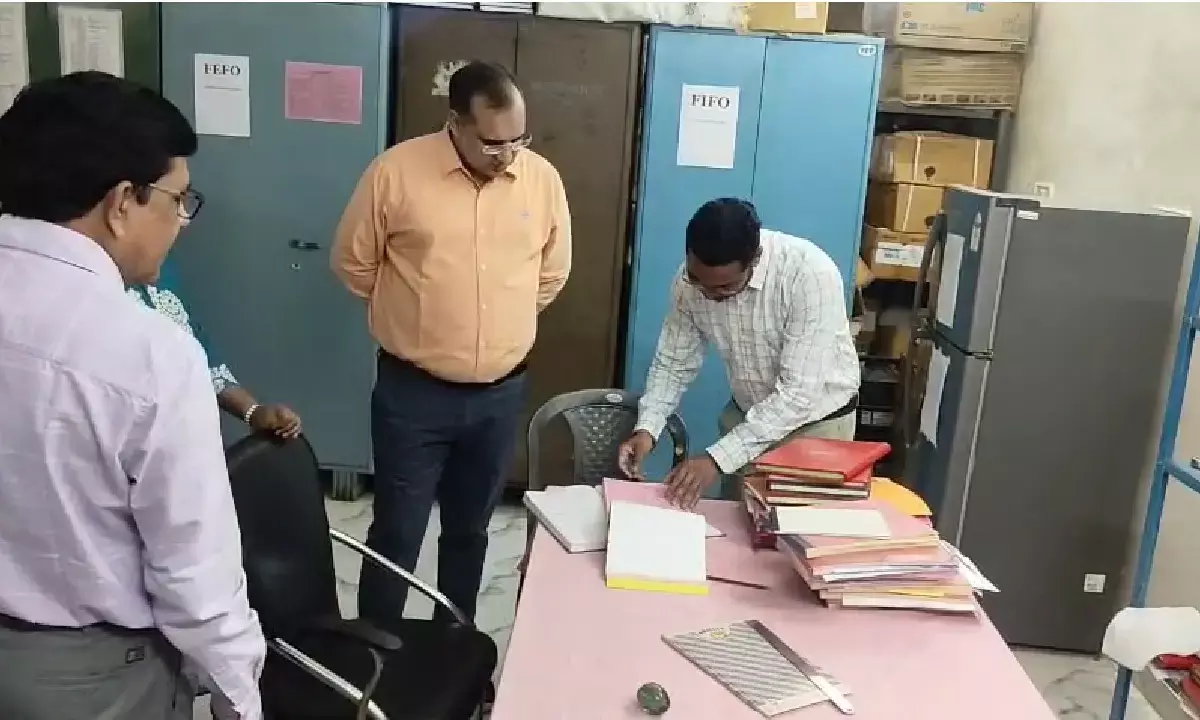 फरसगांव स्कूल और अस्पताल का औचक निरीक्षण करते प्रभारी सचिव