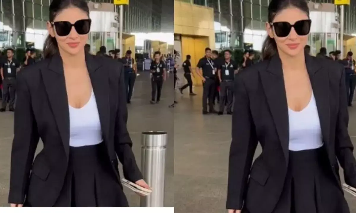 ब्लेजर-स्कर्ट में मौनी का कूल ट्रैवल लुक, फैंस नहीं हटा पा रहे नजरें