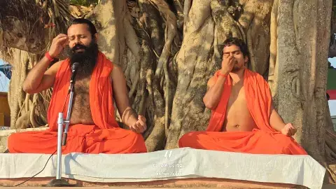 योग करते हुए