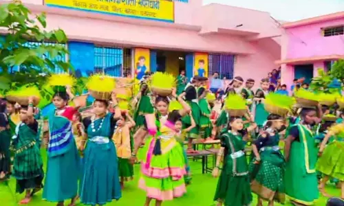 स्कूल में मना लईका हरेली तिहार : हरे कपड़ों में बच्चों ने प्रस्तुत किए रंगारंग कार्यक्रम, भोजली नृत्य ने मोहा सभी का मन