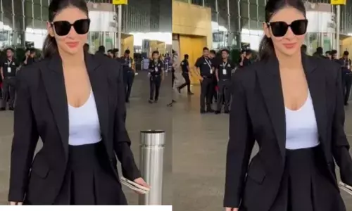 ब्लेजर-स्कर्ट में मौनी का कूल ट्रैवल लुक, फैंस नहीं हटा पा रहे नजरें