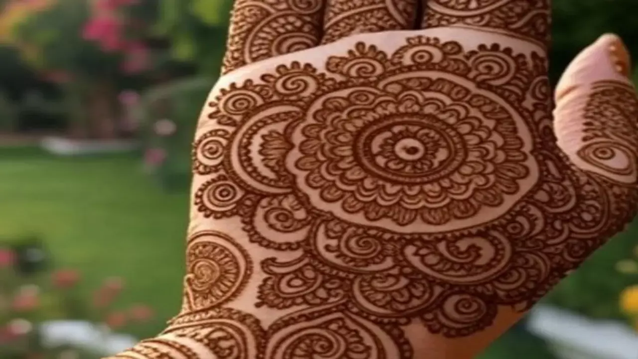 राखी पर लगाएं ये मेहंदी डिजाइन राखी पर लगाएं ये मेहंदी डिजाइन