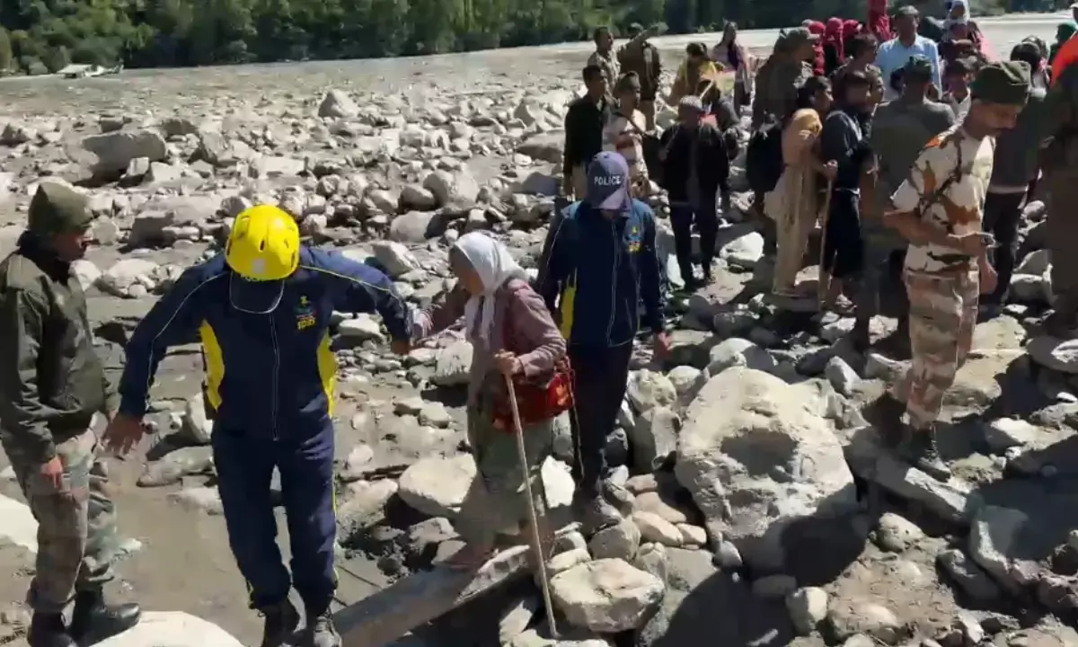 उत्तराखंड त्रासदी: धराली में बादल फटने के बाद लोगों को सुरक्षित निकालती रेस्क्यू टीम। उत्तराखंड त्रासदी: धराली में बादल फटने के बाद लोगों को सुरक्षित निकालती रेस्क्यू टीम।