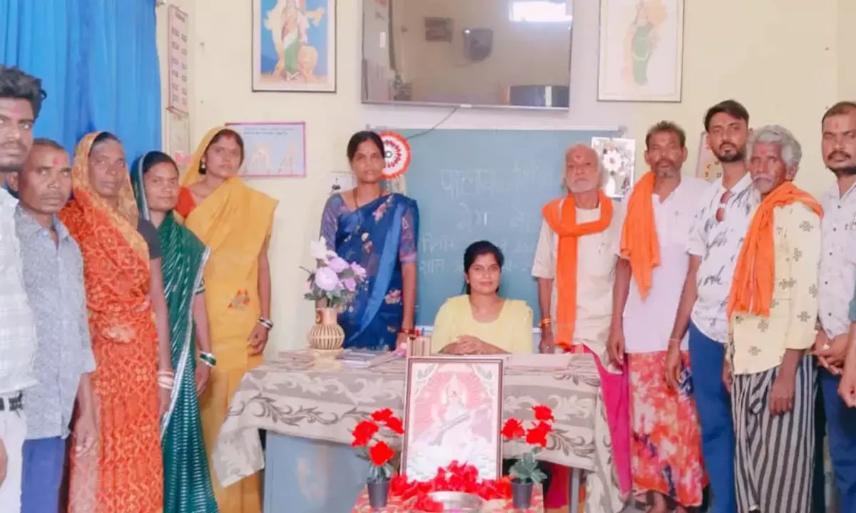 स्कूल में उपस्थित पालक-शिक्षक