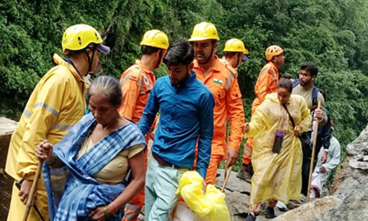 धराली आपदा: सेना ने बचाए गुजरात के बनासकांठा जिले के 10 तीर्थयात्री, हेलीकॉप्टर से पहुंचे ऋषिकेश