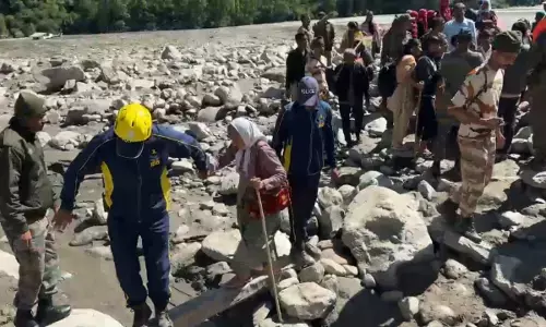 उत्तराखंड त्रासदी: धराली में बादल फटने के बाद लोगों को सुरक्षित निकालती रेस्क्यू टीम।