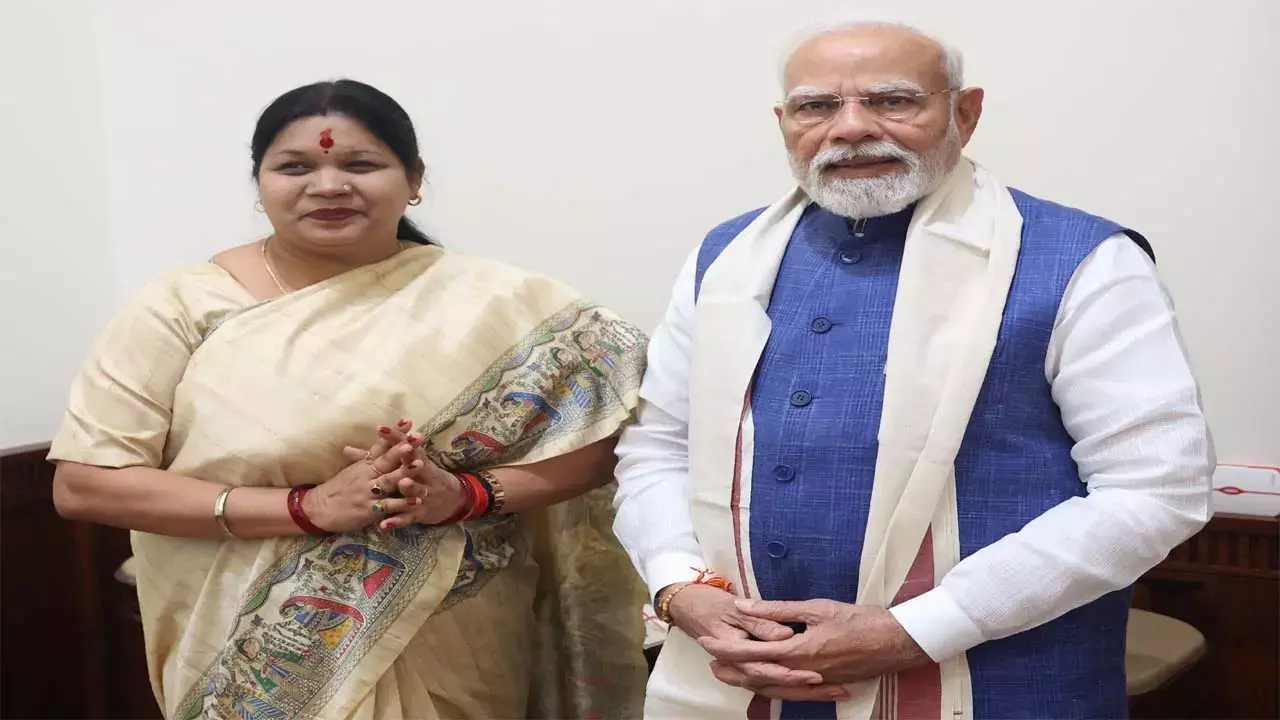 जांजगीर-चाम्पा की सांसद कमलेश जांगड़े ने पीएम नरेंद्र मोदी को राखी बांधी जांजगीर-चाम्पा की सांसद कमलेश जांगड़े ने पीएम नरेंद्र मोदी को राखी बांधी