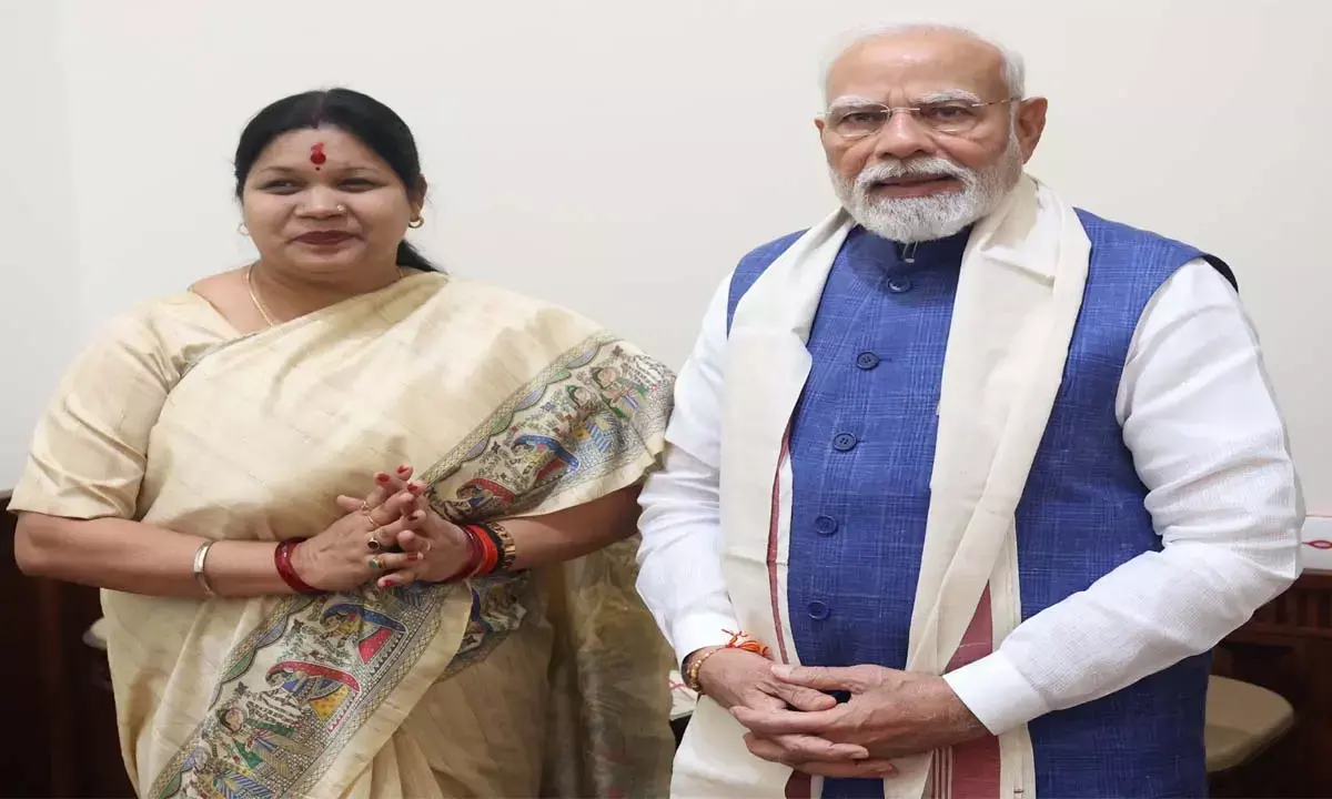 जांजगीर-चाम्पा की सांसद कमलेश जांगड़े ने पीएम नरेंद्र मोदी को राखी बांधी