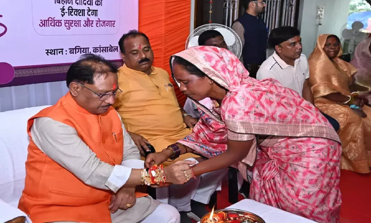 सीएम विष्णुदेव साय के गृह ग्राम बगिया कैम्प कार्यालय में रक्षाबंधन के अवसर पर राखी बांधती स्व सहायता समूह की महिलाएं