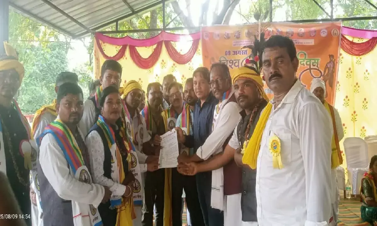 उसूर ब्लाक मुख्यालय के आवापल्ली में सर्व आदिवासी समाज के प्रमुखों ने रैली निकाल कर 15 मांगों को लेकर राष्ट्रपति के नाम तहसीलदार को ज्ञापन सौंपा उसूर ब्लाक मुख्यालय के आवापल्ली में सर्व आदिवासी समाज के प्रमुखों ने रैली निकाल कर 15 मांगों को लेकर राष्ट्रपति के नाम तहसीलदार को ज्ञापन सौंपा