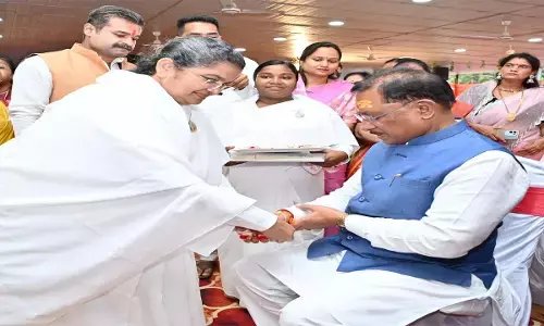 सीएम साय को ब्रह्मकुमारी ईश्वरीय विश्वविद्यालय की संचालिका बहनों ने बांधी राखी सीएम साय को ब्रह्मकुमारी ईश्वरीय विश्वविद्यालय की संचालिका बहनों ने बांधी राखी