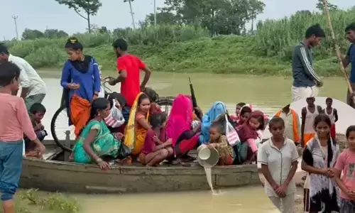 राखी के धागे और लहरों से जंग, उफनाती नदी पार कर भाई तक पहुंचीं बहनें