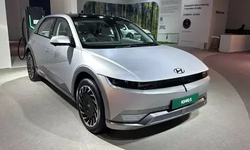 इस महीने पूरे 4 लाख रुपए सस्ती मिल रही ये इलेक्ट्रिक कार, कंपनी पुराना स्टॉक कर रही खाली