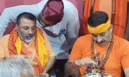 श्रावणी मेला विवाद: बीजेपी सांसद निशिकांत दुबे व मनोज तिवारी गिरफ्तारी देने पहुंचे देवघर